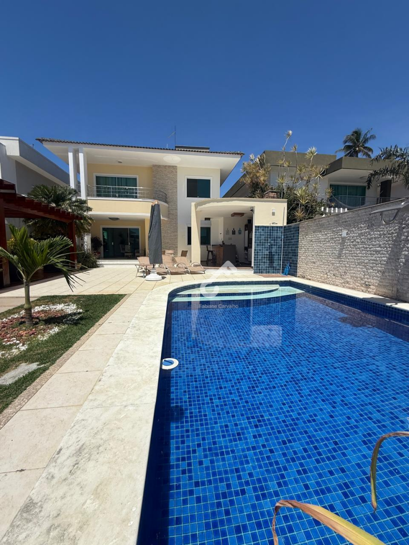 PRISCILA DUTRA, Lauro de Freitas. Duplex 4 quartos sendo 3 suítes superiores e 1 quarto térreo ENERGIA SOLAR,  condomínio fechado. Área total 400m². R$1.490.000,00. Agende sua visita.