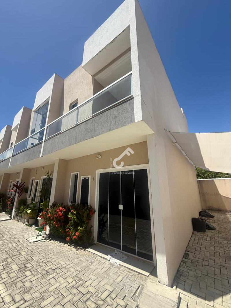 IPITANGA, Lauro de Freitas. Village duplex com 3 quartos sendo 2 suítes superiores e 1 quarto térreo, são 95m² construída, Condomínio fechado. R$2.500,00 locação. Agende sua visita.