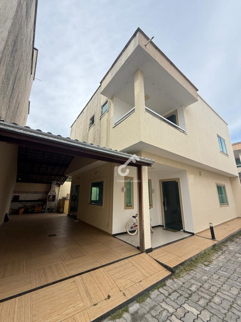 PITANGUEIRAS, Lauro de Freitas. Duplex PRONTO PARA MORAR em cond. fechado com 3 suítes superiores. ENERGIA SOLAR, 150m² de área construída. R$650.000,00. Agende sua visita.