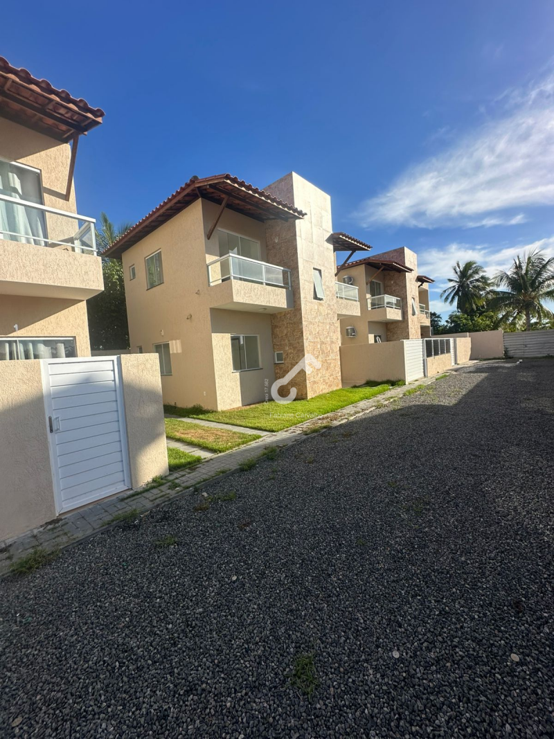 JAUÁ, Estrada do Coco. Duplex NOVO em cond. fechado, com 3 suítes sendo 1 suíte térrea. Apenas à 250m da praia. R$430.000,00. Agende sua visita.