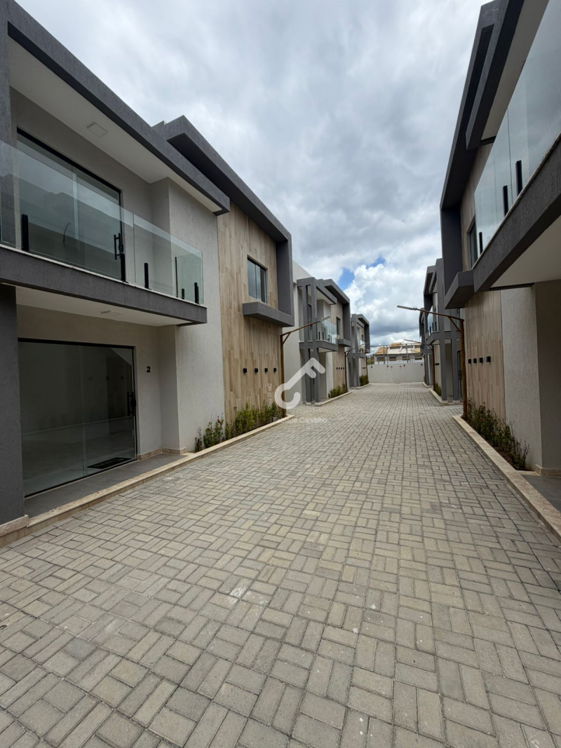 IPITANGA, Lauro de Freitas. Duplex com 4 quartos sendo 1 suíte e 1 quarto térreo, 50m da praia, 200m². Condomínio fechado NOVO com área gourmet. A partir de R$625.000,00. Agende sua visita.