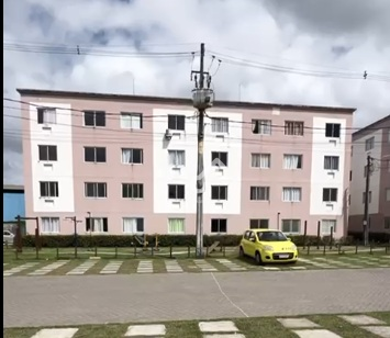 PRIVILÈGE PREMIUM, Estrada do Coco/Abrantes. Apartamento 1º andar com 2 quartos, todo decorado e reformado, 40m² de área. Condomínio com portaria 24h. R$149.900,00. Agende sua visita.