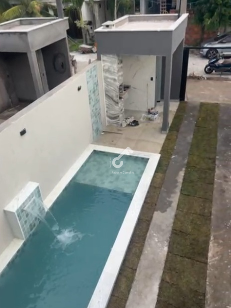 JAUÁ, Estrada do Coco. Duplex NOVO em cond. fechado, com 3 quartos sendo 2 suítes e 1 quarto térreo. 150m² de área total R$500.000,00. Agende sua visita.