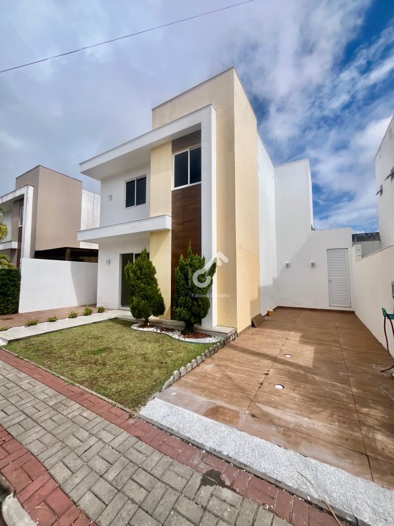 ESTRADA DO COCO, Abrantes. Sensacional duplex com 3 quartos sendo 1 suíte superior e 1 quarto escritório no térreo, condomínio fechado com infraestrutura. R$780.000,00. Agende sua visita.