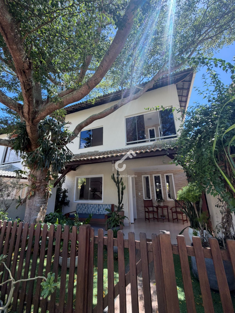 BURAQUINHO, Lauro de Freitas. Duplex ENERGIA SOLAR são 4 quartos sendo 3 suítes superiores e 1 quarto térreo. Condomínio fechado com infraestrutura. R$1.050.000,00. Agende sua visita.