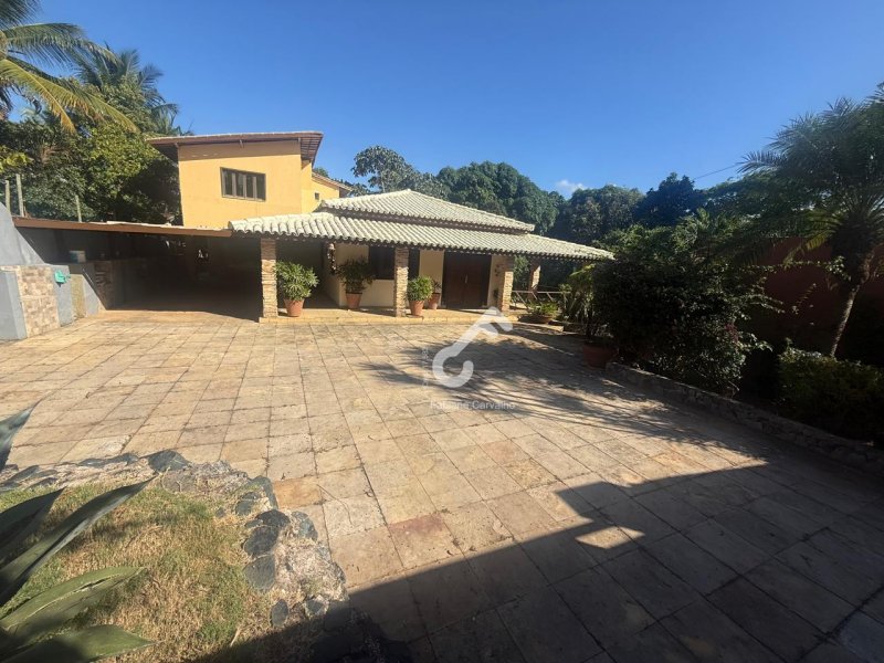 CAJI, Lauro de Freitas. Sítio em condomínio fechado, casa com 3 suítes, sendo 2 térreas e 1 máster superior, 2.771,20m² de área total e 509,85m² construído. R$1.300.000,00. Agende sua visita.