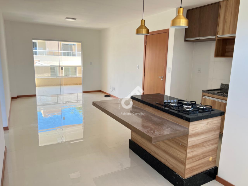 ABRANTES, Estrada do Coco. Apartamento 1º andar em condomínio fechado com infraestrutura, são 2 quartos sendo 1 suíte, 72m². R$3.000,00 locação. Agende sua visita.