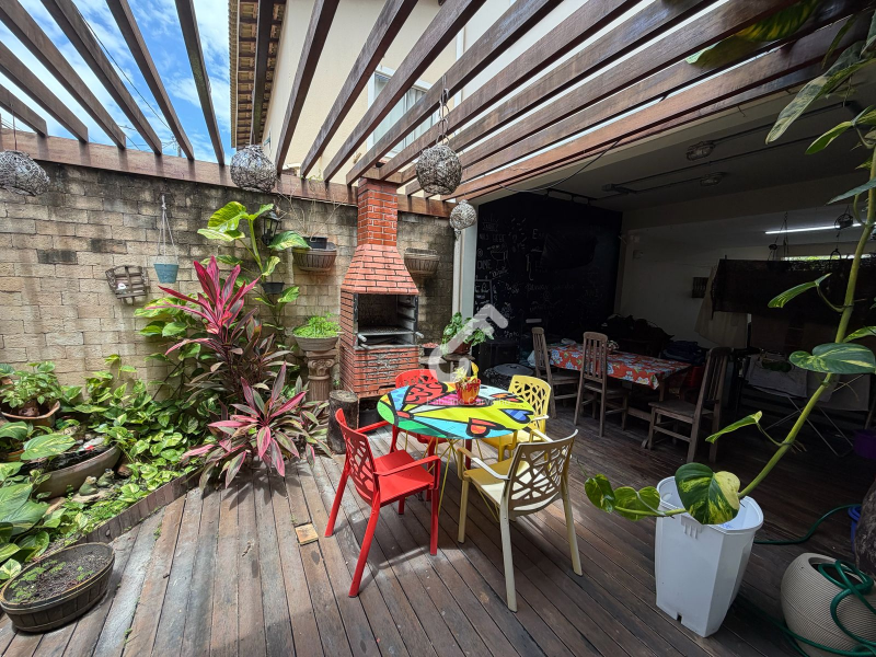 PITANGUEIRAS, Lauro de Freitas. Duplex em condomínio fechado com 3 quartos sendo 1 suíte com closet.190,08m² de área. R$750.000,00. Agende sua visita.