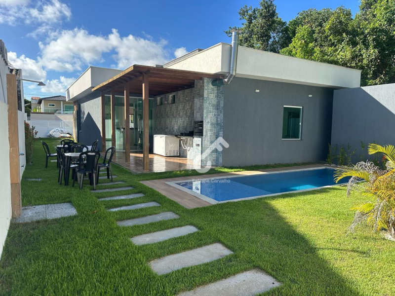 BARRA DE JACUÍPE – Linha Verde. Casa térrea com 3 suítes sendo a máster com closet. 120m² de área construída e 413m² total. R$950.000,00. Agende sua visita.