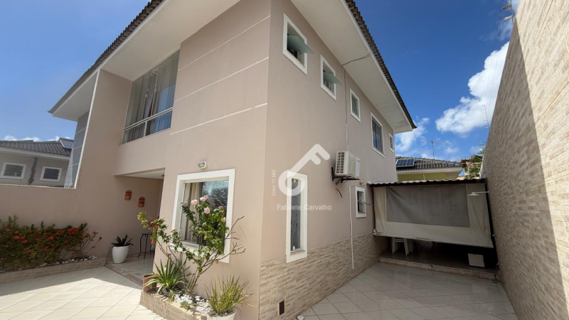 IPITANGA, Lauro de Freitas. Duplex (porteira fechada), 4 quartos sendo 3 suítes superiores e 1 quarto térreo, área total 279m² e construída 140m². R$700.000,00 ou R$4.500,00 locação. Agende.