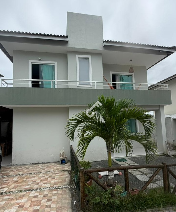 ESTRADA DO COCO, Abrantes. Casa duplex em condomínio fechado, são 2 suítes superiores. Área construída de 84m². R$580.000,00. Agende sua vista.