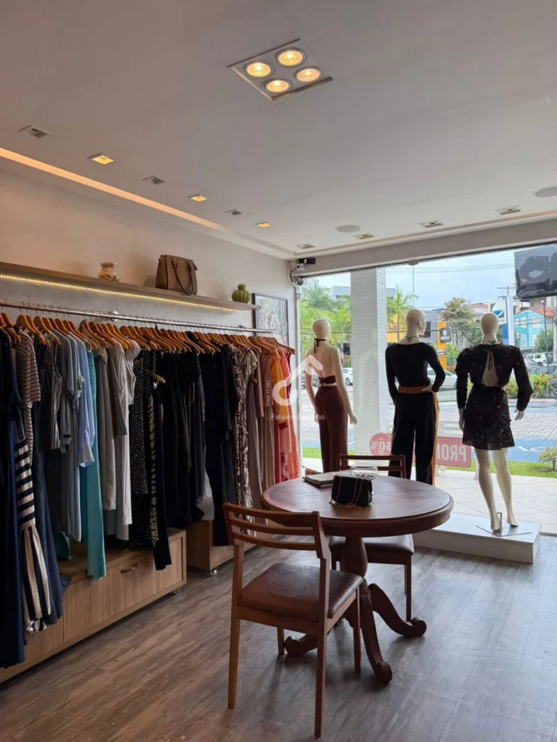 VILAS DO ATLÂNTICO, OFERTA! Passo Loja de Roupas (as roupas não estão inclusas) em funcionamento. Shopping Canoas (em frente ao Camarão de Vilas). R$15.500,00. Agende sua visita.