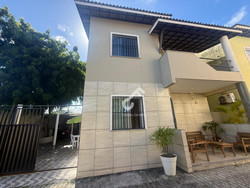 IPITANGA, Lauro de Freitas. Casa duplex em condomínio fechado familiar composta de 3 quartos sendo 2 suítes superiores e 1 quarto térreo. Área de 160m². R$600.000,00. Agende sua visita.
