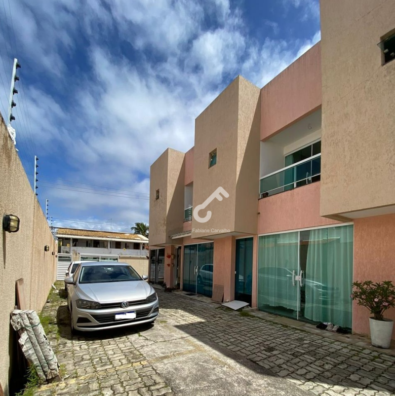 JOCKEY, Lauro de Freitas. Village duplex composto de 2 suítes superiores, 75m² de área construída, Condomínio familiar com portão eletrônico. R$430.000,00 ou R$3.800,00 mobiliado. Agende.