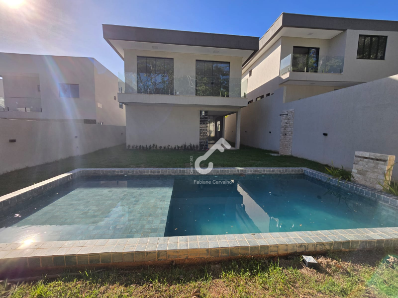 ESTRADA DO COCO, Abrantes. Duplex NOVO (alto padrão) são 4 quartos sendo 1 quarto térreo, 3 superiores, 1 suíte com closet. 301,33m² de área, cond. com infraestrutura. R$1.290.000,00. Agende.