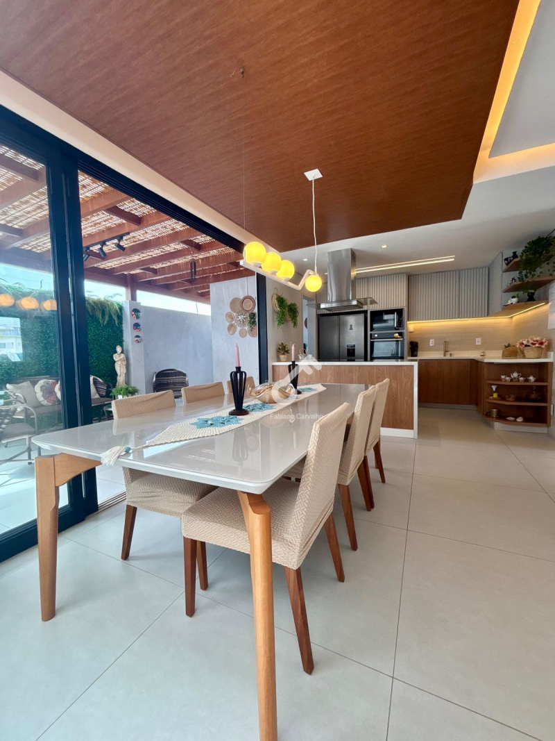 BURAQUINHO, Lauro de Freitas. Duplex PORTEIRA FECHADA, composto de 3 suítes superiores. Condomínio fechado com portaria 24h. R$1.050.000,00. Agende sua visita.