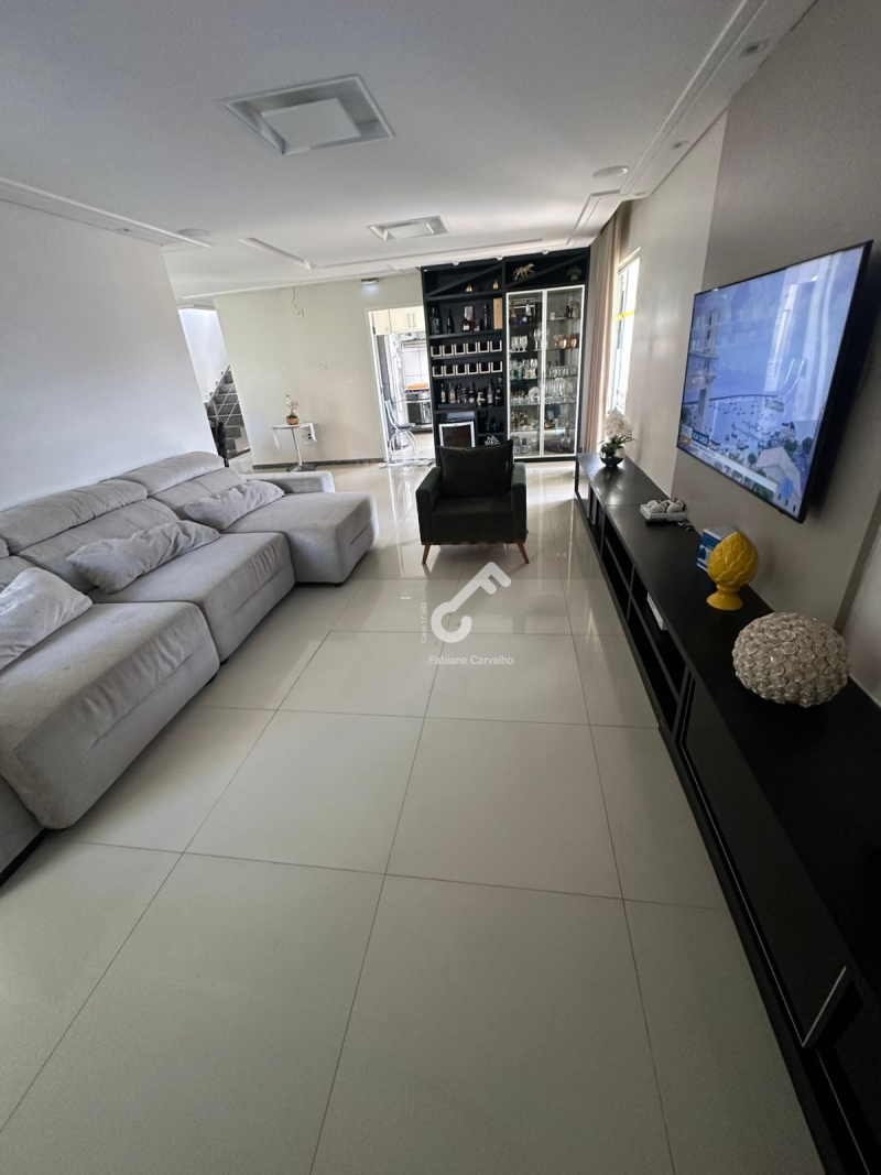ESTRADA DO COCO, Abrantes. Duplex ALTO PADRÃO, cond. fechado com total infraestrutura, são 4 quartos sendo 1 quarto térreo revertido em escritório, 3 suítes. R$8.000,00 MOBILIADO. Agende.