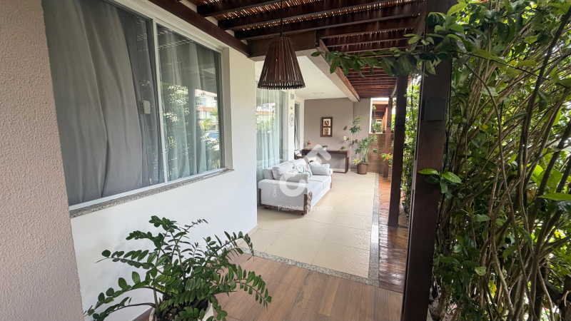 BURAQUINHO, Lauro de Freitas. Apartamento térreo PORTEIRA FECHADA, 3 quartos sendo 1 suíte, 133,83m² de área construída. Condomínio fechado. R$930.000,00. Agende sua visita.