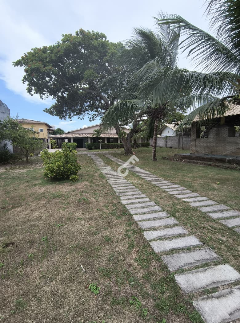 AV. SANTOS DUMONT, Lauro de Freitas. Casa ALTO PADRÃO térrea. Condomínio fechado, 4 quartos sendo 3 suítes. 272m² área construída. R$1.200.000,00. Agende sua visita.