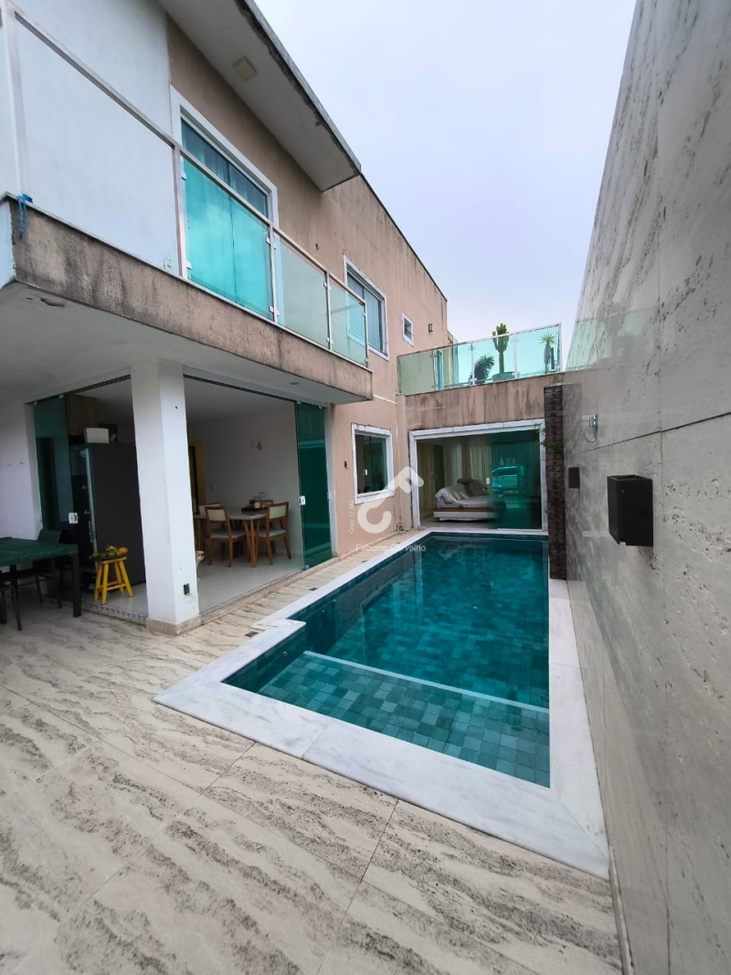 ESTRADA DO COCO, Abrantes. Duplex PRONTO PARA MORAR são 4 quartos sendo 3 suítes e ENERGIA SOLAR, condomínio fechado. Área construída de 170m². R$890.000,00 somente à vista. Agende sua visita
