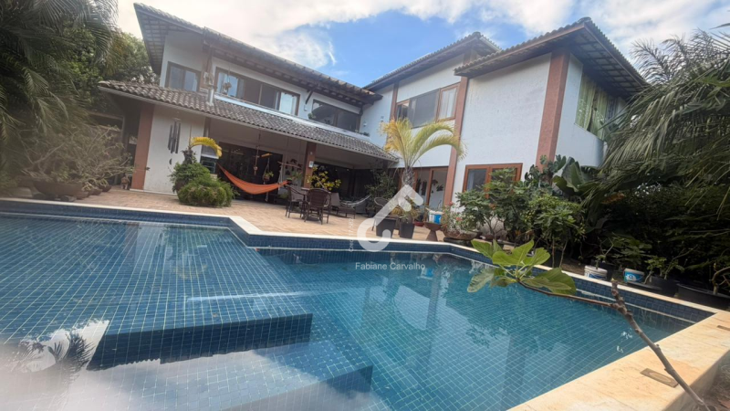 PRAIA DO FORTE, Linha Verde. Maravilhoso duplex ALTO PADRÃO com 5 quartos sendo 4 suítes. ENERGIA SOLAR, 400m² de área construída e 800m² total. R$2.500.000,00. Agende sua visita.