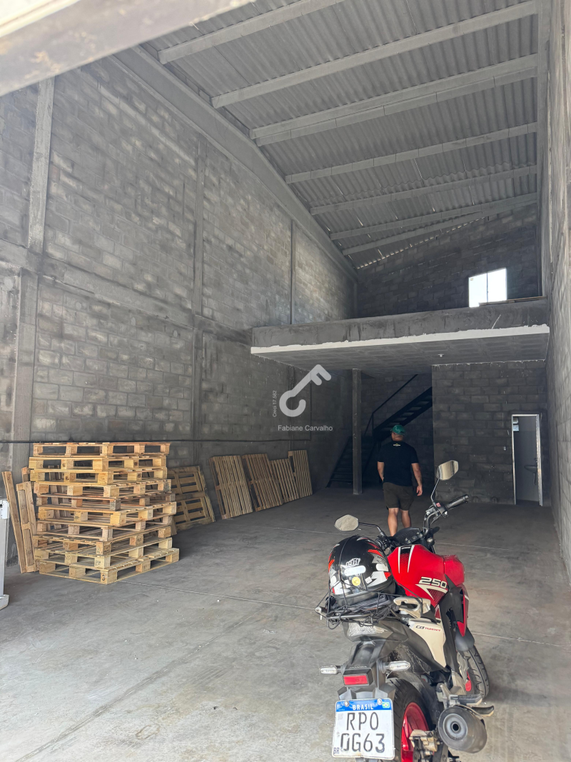 RECREIO DE IPITANGA/Caji, Lauro de Freitas. Galpão com 112m² de área com mezanino, sanitário. R$6.800,00 locação mensal. Agende sua visita.