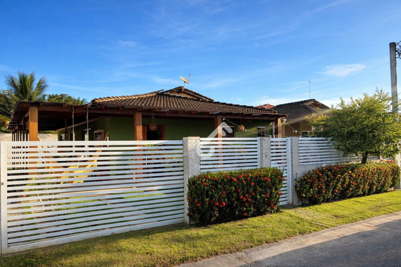 ESTRADA DO COCO, Abrantes. Casa térrea PRONTA PARA MORAR em condomínio fechado, com 3 quartos sendo 2 suítes. R$690.000,00 ou R$5.500,00 locação. Agende sua visita.