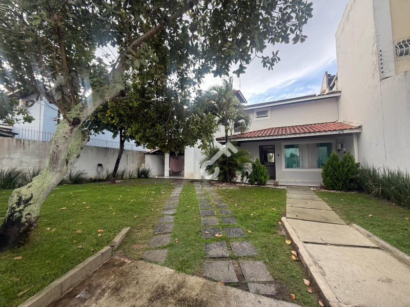 VILAS DO ATLÂNTICO, Lauro de Freitas. Duplex com ENERGIA SOLAR composto de 3 suítes, alameda fechada com portaria 24h. 134m² construído e 420m² área total. R$880.000,00. Agende sua visita.