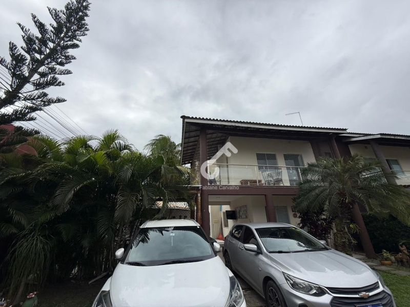 PITANGUEIRAS, Lauro de Freitas. Duplex em condomínio fechado, são 3 quartos reversível para 4 sendo 1 suíte superior e 1 quarto térreo, 390m² de área total. R$850.000,00. Agende sua visita.