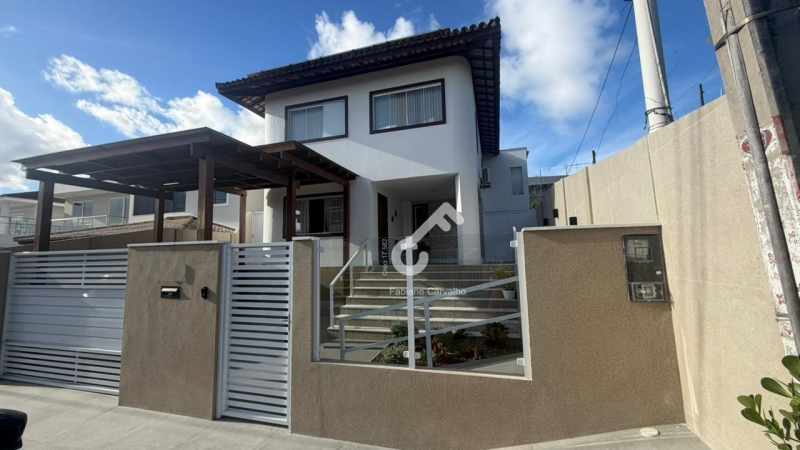 JOCKEY, Lauro de Freitas. Duplex com ENERGIA SOLAR, 4 suítes sendo 1 suíte térrea, condomínio com infraestrutura. R$1.290.000,00. Agende sua visita.