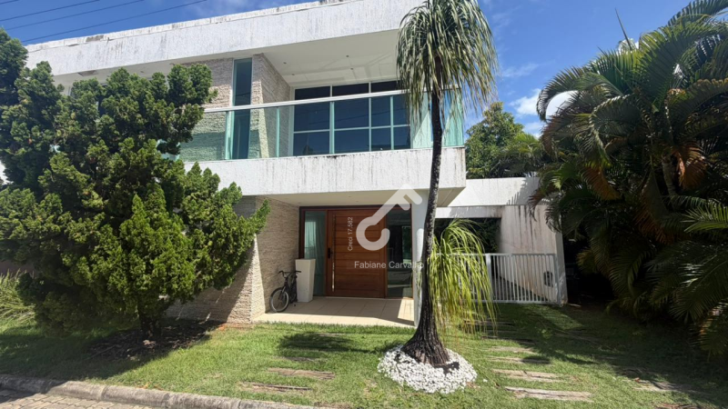 BURAQUINHO, Lauro de Freitas. Duplex com 4 suítes sendo 3 suítes superiores e 1 suíte térrea. Condomínio fechado com infraestrutura. R$1.050.000,00. Agende sua visita.