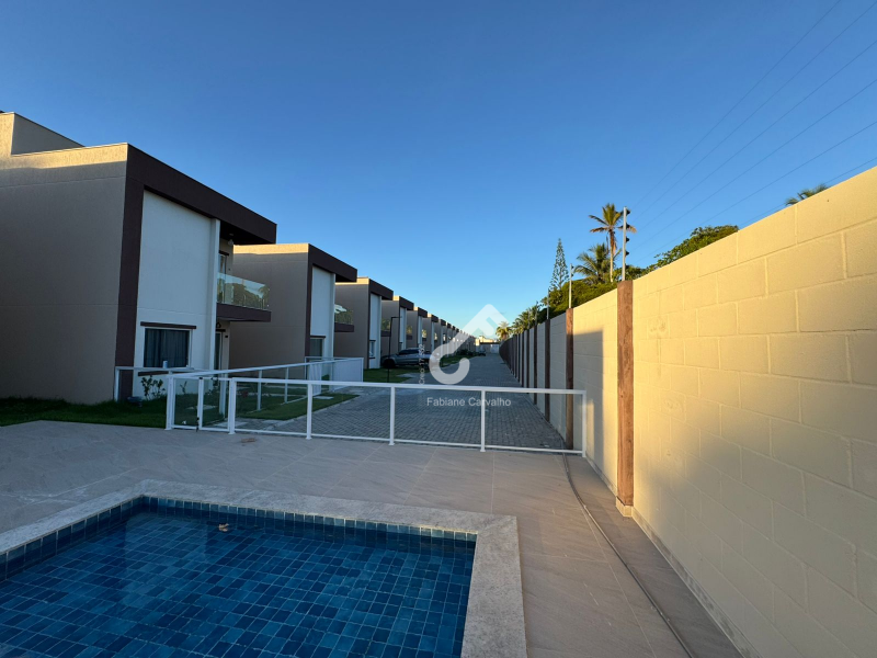 MIRAGEM, Buraquinho. Duplex composto 4 quartos sendo 3 suítes superiores e  1 quarto térreo. Área construída de 120,46m², cond. fechado. R$5.500,00. Agende sua visita.