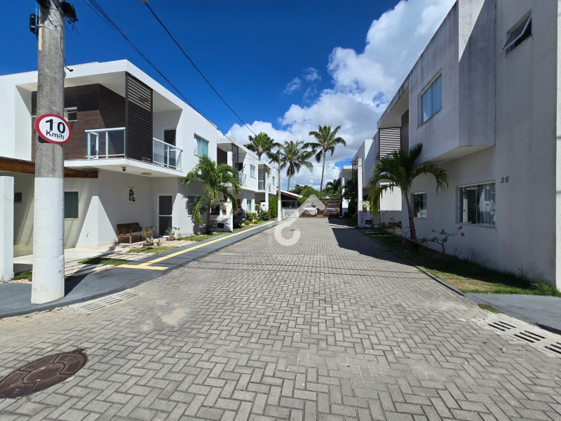 IPITANGA, L. de Freitas. Duplex com 4 quartos sendo 3 suítes superiores e 1 quarto térreo, 160m² construída, ENERGIA SOLAR, cond. fechado com infraestrutura. R$790.000,00. Agende sua visita.