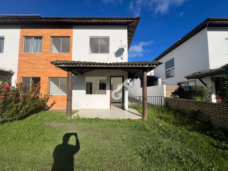 ESTRADA DO COCO, Abrantes. Duplex composto de 4 quartos sendo 1 suíte superior e 1 quarto térreo, condomínio com infraestrutura. R$490.000,00. Agende sua visita.