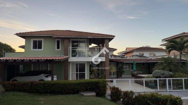 ESTRADA DO COCO, Abrantes. Duplex ALTO PADRÃO, condomínio fechado c/ infraestrutura, 4 quartos sendo 1 suíte com closet e 1 quarto térreo, ENERGIA SOLAR. R$1.250.000,00. Agende sua visita.