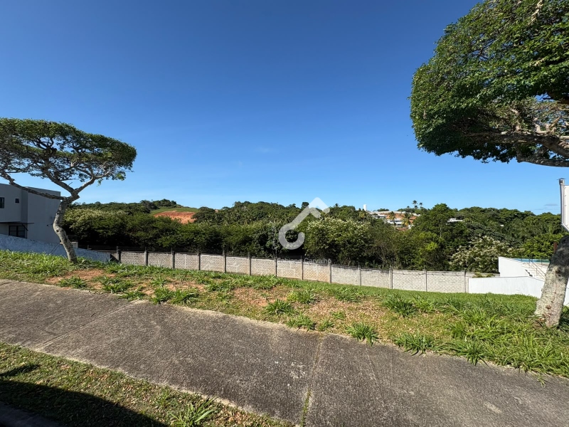 ALPHAVILLE, Litoral Norte. Terreno DECLIVE com 398m². R$550.000,00. Agende sua visita.