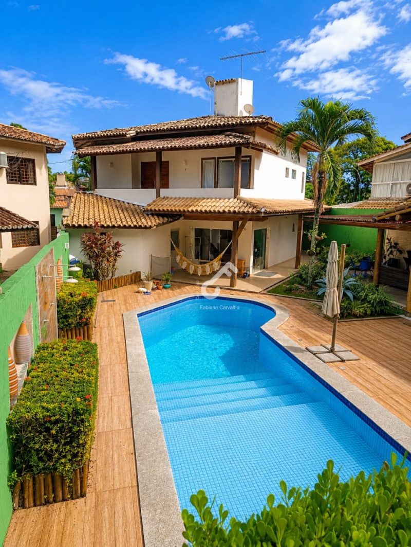 PRISCILA DUTRA, Lauro de Freitas. Duplex ALTO PADRÃO, 4 suítes, cond. fechado total infraestrutura, ENERGIA SOLAR. R$15.000,00 locação MOBILIADO. Agende sua visita.