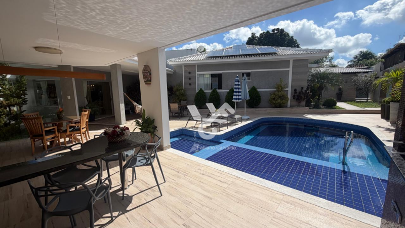 ESTRADA DO COCO, Abrantes. Casa térrea ALTO PADRÃO composto de 4 quartos sendo 2 suítes, ENERGIA SOLAR, condomínio fechado com infraestrutura, 563,50m². R$1.850.000,00. Agende sua visita.