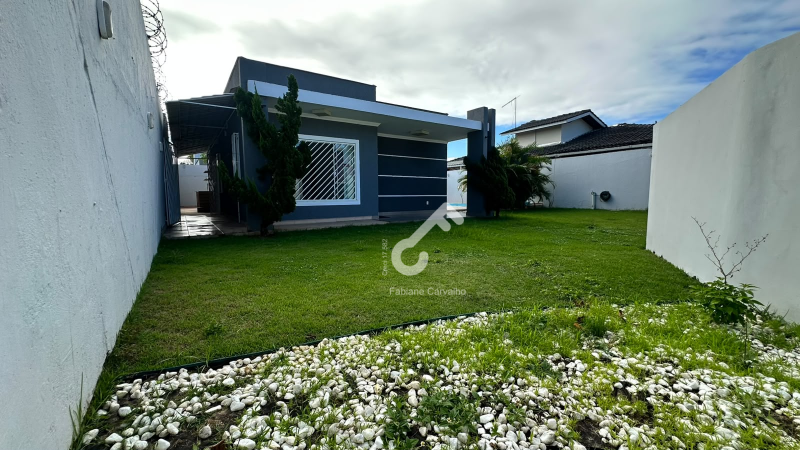 ESTRADA DO COCO, Abrantes. IMPERDÍVEL! Casa térrea composta de 3 quartos sendo 1 suíte com closet, piscina privativa, condomínio fechado com infraestrutura. R$625.000,00. Agende sua visita.