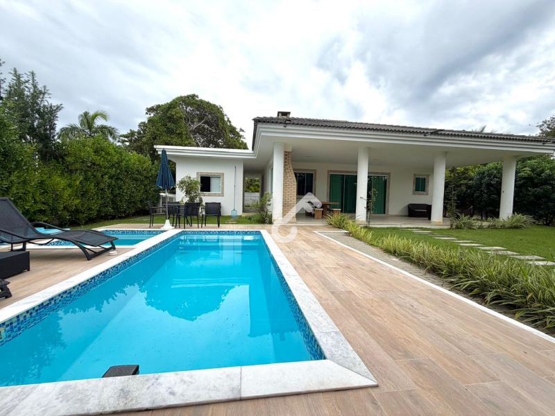 BUSCA VIDA, Estrada do Coco. Casa térrea ALTO PADRÃO, condomínio fechado com total infraestrutura, 5 suítes, energia solar. R$2.400.000,00. Agende sua visita.