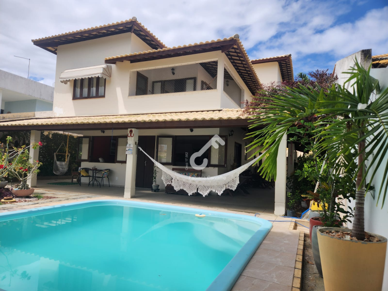 ESTRADA DO COCO, Abrantes. Duplex 4 quartos sendo 3 suítes em condomínio fechado com infraestrutura, 392m² área total. R$1.050.000,00. Agende sua visita.