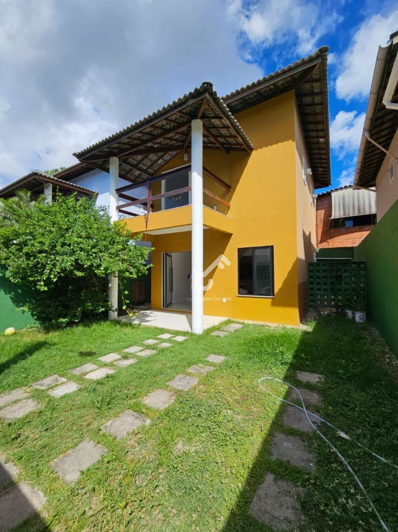 PRISCILA DUTRA, Lauro de Freitas. Casa duplex em alameda residencial composta de 2 suítes superiores. Área total de 396m². R$770.000,00. Agende sua visita.