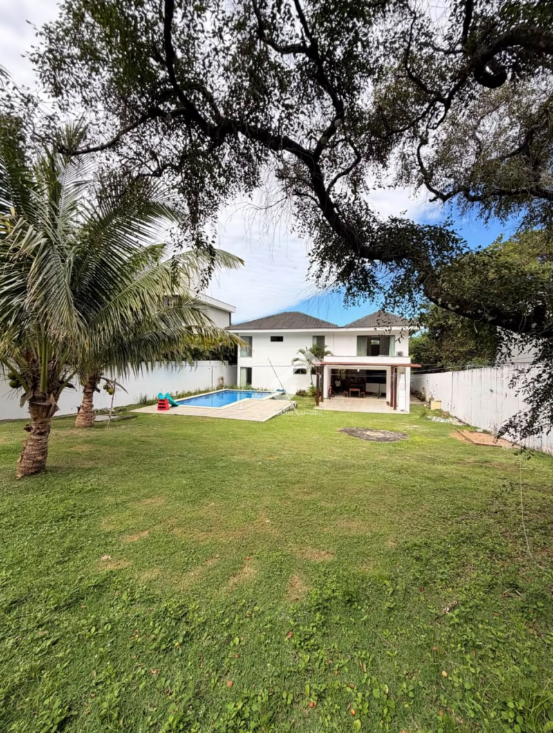 BUSCA VIDA, Estrada do Coco. Duplex ALTO PADRÃO composto de 4 suítes em condomínio fechado com total infraestrutura. Com área construída de 350m². R$1.600.000,00. Agende sua visita.