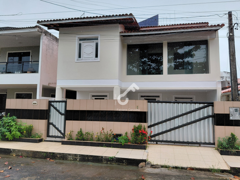 ESTRADA DO COCO, Abrantes. Duplex composto de 4 quartos sendo 1 suíte superior e 1 suíte térrea, condomínio fechado com portaria 24h. R$750.000,00. Agende sua visita.
