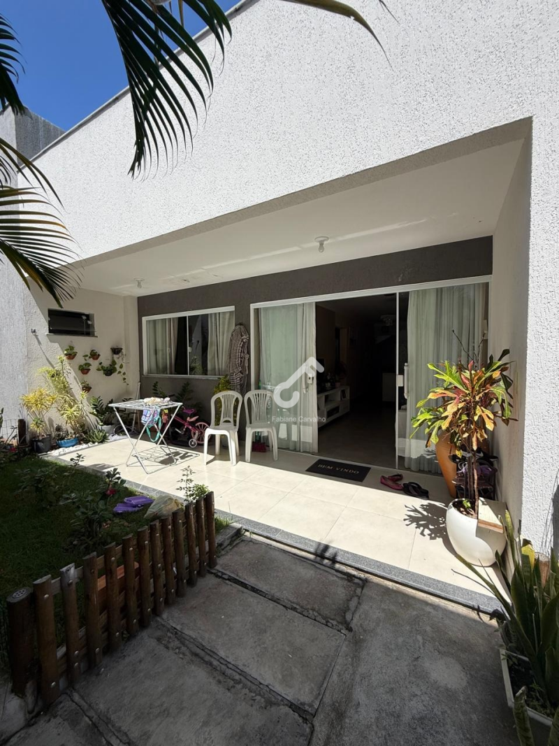 IPITANGA, Lauro de Freitas. Duplex com ENERGIA SOLAR, são 3 suítes sendo 1 suíte máster, terraço, 184,78m², condomínio fechado. R$720.000,00. Agende sua visita.
