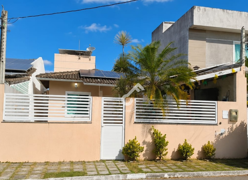 ESTRADA DO COCO, Abrantes. Casa térrea com ENERGIA SOLAR, são 2 quartos sendo 1 suíte, 161m², condomínio fechado com infraestrutura. R$670.000,00. Agende sua visita.