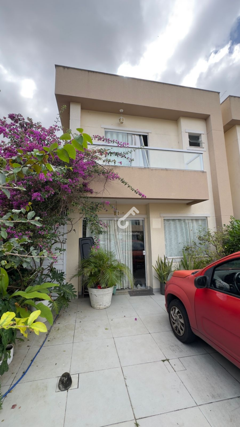 ESTRADA DO COCO, Abrantes. Duplex composto de 2 suítes superiores e 1 quarto externo, ENERGIA SOLAR, condomínio fechado com infraestrutura. R$570.000,00. Agende sua visita.