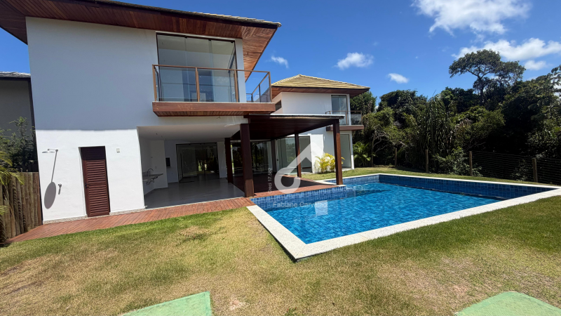 PRAIA DO FORTE, Linha Verde. Maravilhoso duplex ALTO PADRÃO com 5 suítes sendo 1 suíte térrea. 380m² de área construída e 800m² total. R$2.900.000,00. Agende sua visita.