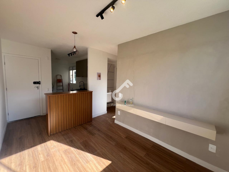 RESERVA PREMIUM, Estrada do Coco/Abrantes. Apartamento TÉRREO composto de 2 quartos, todo decorado e reformado, 40m² de área. Condomínio com portaria 24h. R$139.900,00. Agende sua visita.