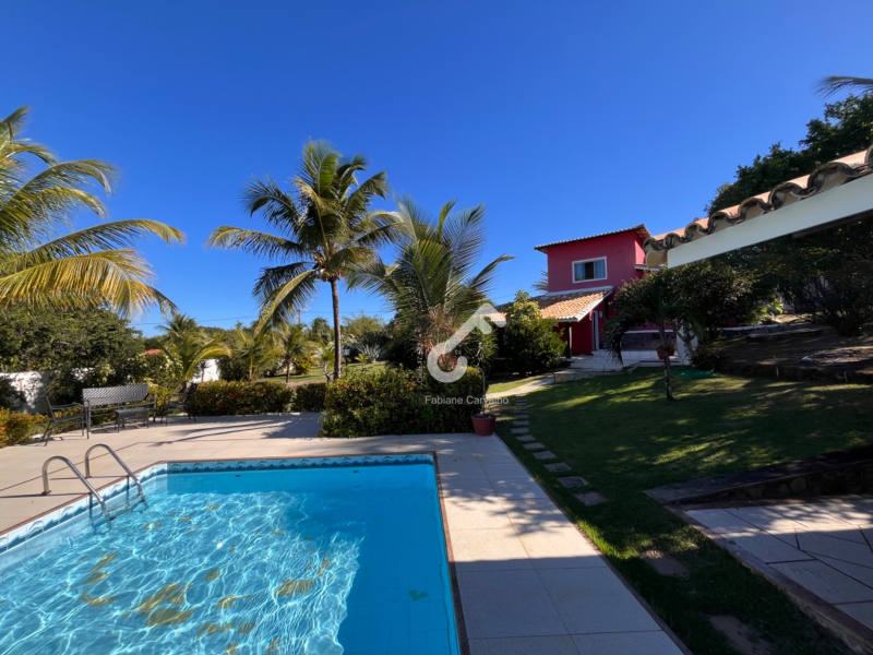 JAUÁ, Estrada do Coco. Duplex em condomínio fechado próximo a praia, com 3 quartos sendo 1 suíte. 2.000m² de área total. R$950.000,00. Agende sua visita.